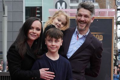 Christina Ricci bersama suaminya, Mark Hampton, dan dua anak mereka, Freddy dan Cleopatra.