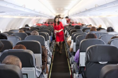 Passasjerer inne i kabinen på et fly under en flytur