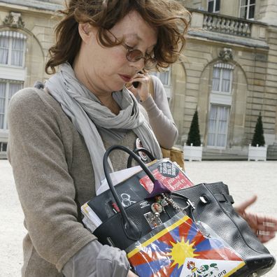 FRANCE - MAY 09:  Jane Birkin and members of international solidarity organisations, by French President Nicolas Sarkozy, about a meeting about the cyclone Nargis in Myanmar (Burmia) at the Elysee Palace in Paris, France on May 9th, 2008 - Jane Birkin with a hand-bag with   (Photo by Thomas SAMSON/Gamma-Rapho via Getty Images)