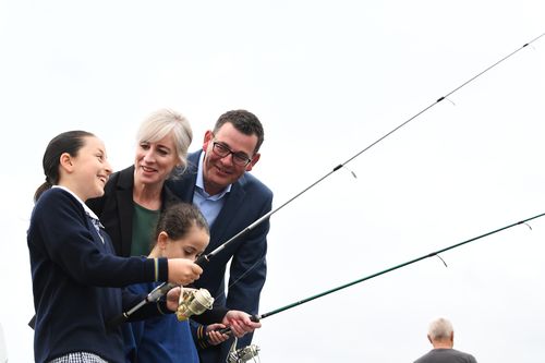 After teasing his plans on Channel 31’s Tuesday night Talking Fishing show, this morning Labor Leader Daniel Andrews and wife Cath headed to the Mordialloc Pier.