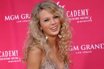 LAS VEGAS - MAY 23:  Country singer Taylor Swift arrives at the 41st Annual Academy Of Country Music Awards held at the MGM Grand Garden Arena on May 23, 2006 in Las Vegas, Nevada.  (Photo by Michael Buckner/Getty Images)