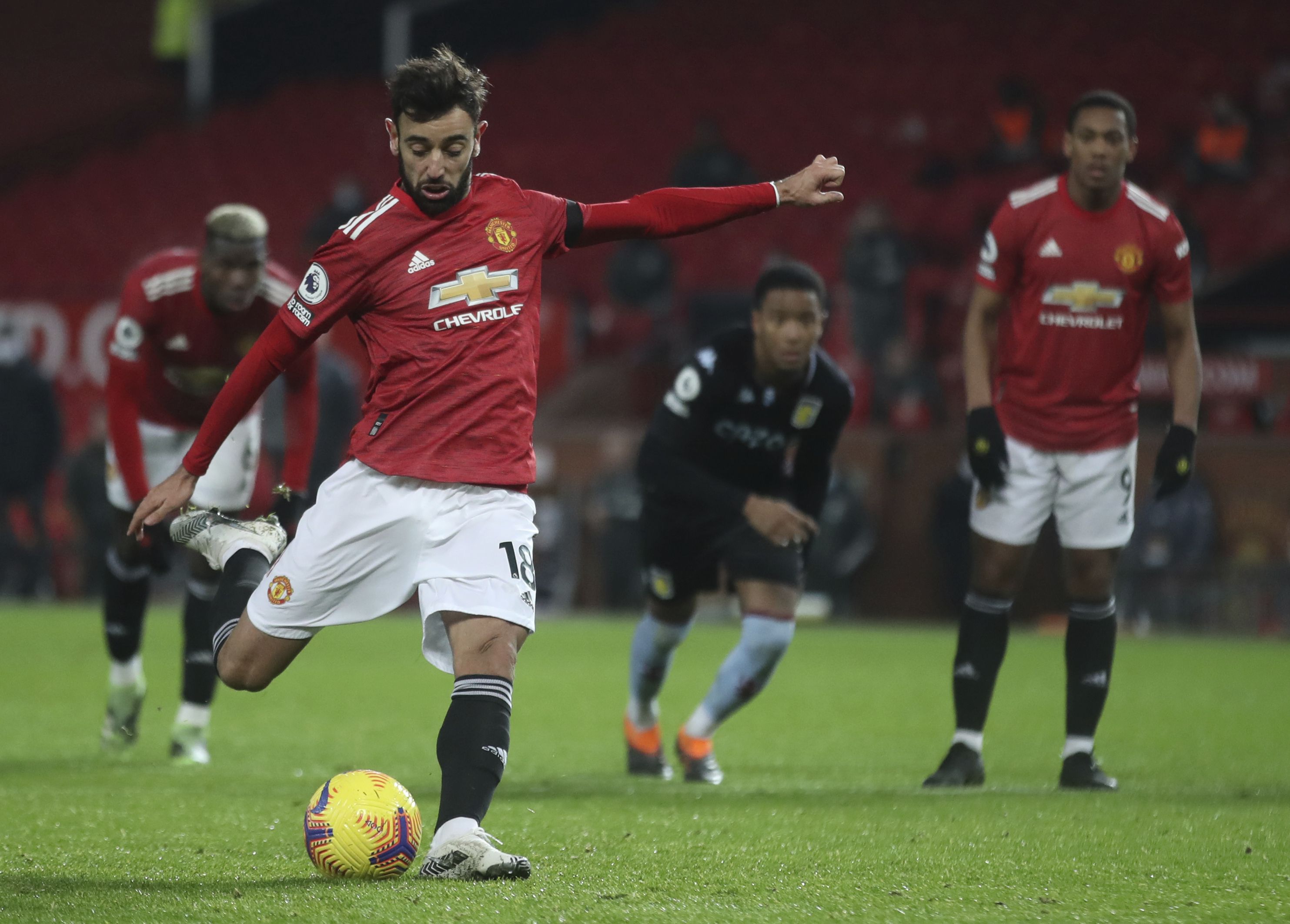 Bruno Fernandes penalty sends Manchester United to equal top of EPL table with Liverpool