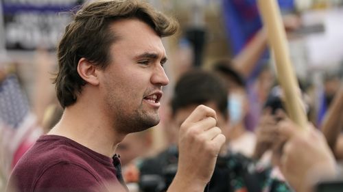 Charlie Kirk, ativista conservador e fundador da Turning Point USA, fala com os apoiadores do presidente Donald Trump em uma manifestação fora do escritório do gravador do condado de Maricopa, sexta -feira, 6 de novembro de 2020, em Phoenix. (AP Photo/Ross D. Franklin, arquivo)