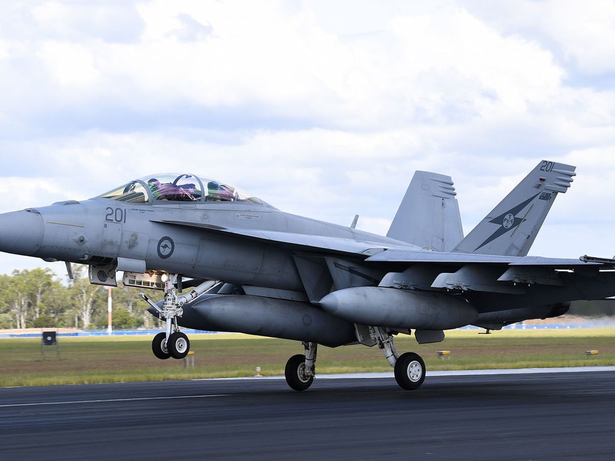 Tablet velstand lysere Jet fighter forced to make emergency landing at Brisbane Airport