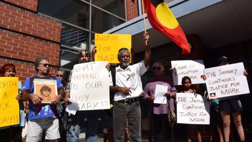 La famille et les amis de Mark Anthony Haines convergent vers le poste de police de Tamworth pour l'annonce d'une récompense de 500 000 $ pour son décès dans une affaire non résolue. 