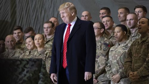O presidente Donald Trump sorri antes de se dirigir aos membros das forças armadas durante uma visita surpresa do Dia de Ação de Graças em Bagram Air Field, Afeganistão, em novembro de 2019