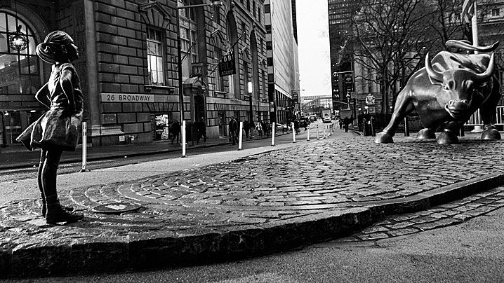 'The Fearless Girl' statues stands across from the iconic Wall Street charging bull statue in New York City. (AAP)