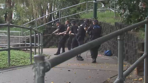 Dois adolescentes foram abandonados em águas velozes no rio Ross, em Townsville, depois que uma expedição de pesca deu errado. As autoridades foram chamadas para resgatar a dupla.