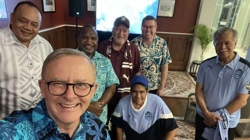 Anthony Albanese se uită la Origin with the Pacific Leaders.