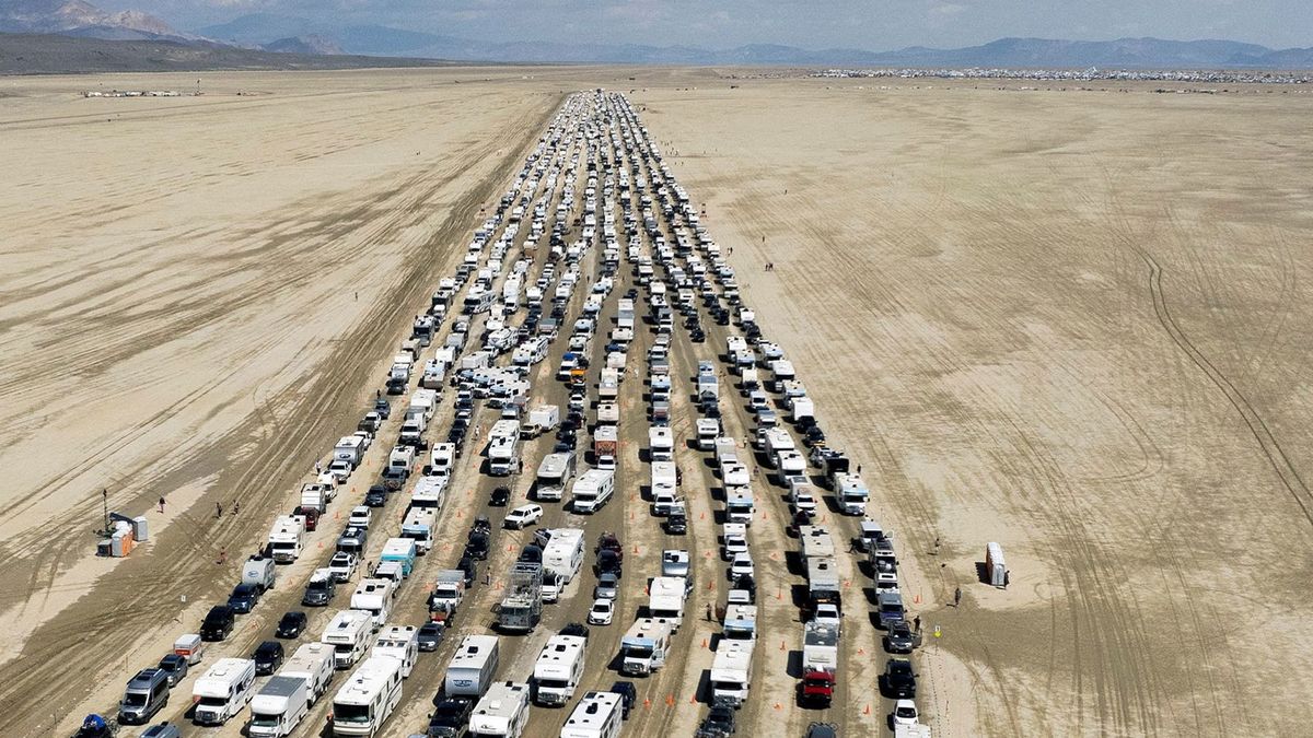 Burning Man revellers begin exodus after flooding leaves tens of thousands  stranded