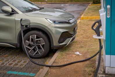 Charging electric vehicles 