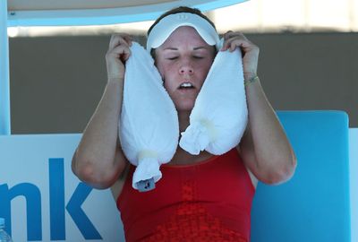 Olivia Rogowska does her best to keep cool in a break in play. (AAP)