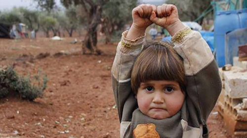Syrian child mistakes camera for weapon in disturbing photo