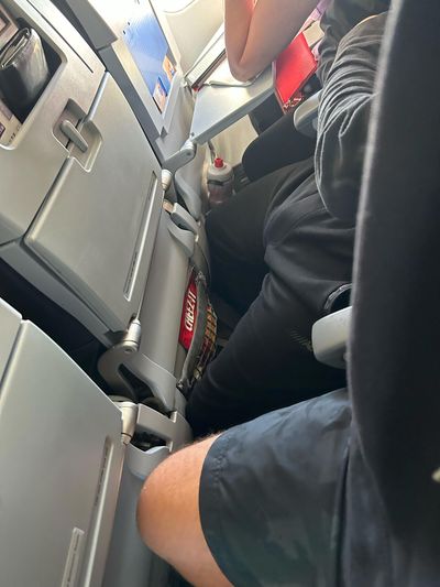 Manspreading passenger called out