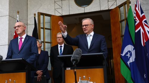 O primeiro-ministro Anthony Albanese e o diretor geral da ASIO Mike Burgess em uma conferência de imprensa no Parlamento em Canberra na terça-feira, 26 de agosto de 2025.