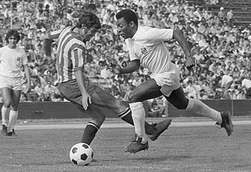 Which Brazilian football club did Pelé play 659 games for?