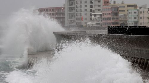 Large waves generated by typhoon Vongfong hit the southern Okinawan islands. (AAP)