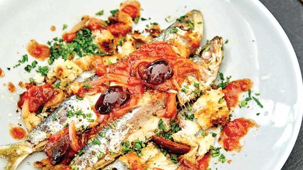 Pan fried sardine salad with tomatoes, olives and rocket_thumb