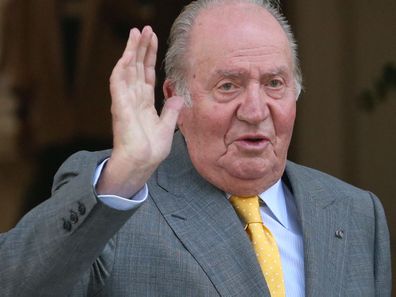 Spain's emeritus King Juan Carlos waves upon his arrival to the Academia Diplomatica de Chile, in Santiago. (photo: March 10, 2018)