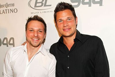 He’s smiling bravely, but you just know Drew Lachey is secretly wishing he’d brought a box to stand on before posing next to hotter brother Nick in this photo…