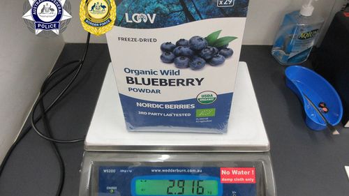 Um homem húngaro de 26 anos foi preso por tentar contrabandear 9 kg de metanfetamina no valor de mais de US$ 8 milhões para a Austrália, escondidos dentro de embalagens de pó de mirtilo.