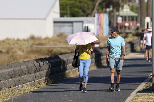 People enjoying a warm sunny morning at the Albert Park beach on an extreme hot day in Melbourne. 7 January 2026. Photo: Eddie Jim.
