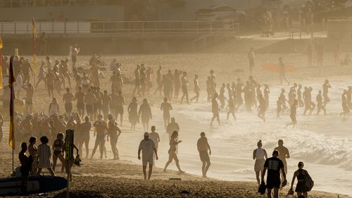 SYDNEY, AUSTRALIA - 27 NOVEMBRE: Una Bondi Beach affollata all'alba del 27 novembre 2024 a Sydney, Australia. Alcuni australiani hanno sperimentato temperature superiori ai 40 gradi lo scorso fine settimana.
