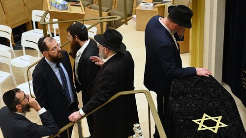 POOL Enlutados em Chabad de Bondi no funeral do Rabino Eli Schlanger, que foi morto no massacre de Bondi. Bondi, Nova Gales do Sul. 17 de dezembro de 2025. Foto: Kate Geraghty
