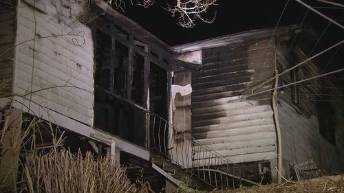 Deux personnes ont été tirées de leur maison en flammes par des voisins héroïques à Brisbane du jour au lendemain.