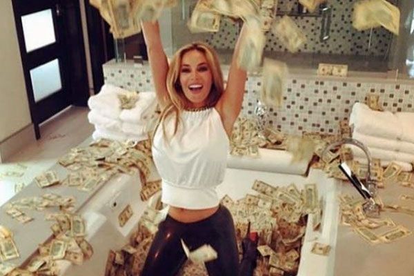 Maria Yotta flaunting her extra cash (Instagram)