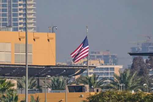 L'ambasciata degli Stati Uniti viene vista dall'altra parte del fiume Tigri a Baghdad, martedì 17 marzo 2026. (AP Photo/Hadi Mizban)