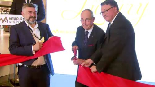 Andrew Gardiner (left), Melbourne Airport Chief of Retail, was on hand to cut the ribbon today. (9NEWS)