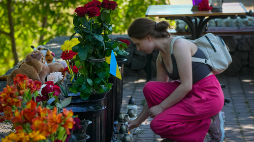 Una donna accende una candela in un centro commerciale, dopo un attacco missilistico a Kremenchug, Ucraina, martedì 28 giugno 2022 (AP Photo/Efrem Lukatsky)
