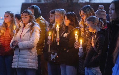 Студенты Университета штата Бойсе вместе с людьми, знавшими четырех студентов Университета Айдахо, которые были найдены убитыми в Москве, штат Айдахо, несколько дней назад, отдают дань уважения на пикете перед статуей в кампусе Университета штата Бойсе в четверг.  17 сентября 2022 года в Бойсе, штат Айдахо. 