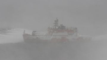 A blizzard is hampering efforts to get explorers off the Aurora Australis. (AAP)