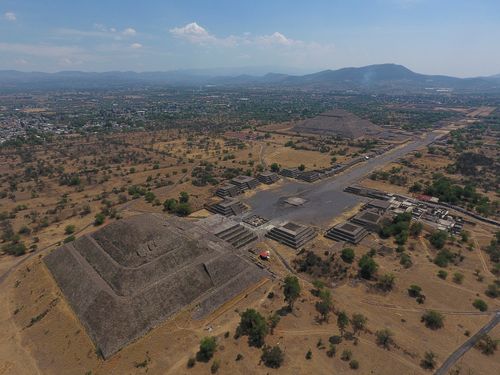 A Pirâmide da Lua, à esquerda, e a Pirâmide do Sol, atrás à direita, são vistas junto com estruturas menores que revestem a Avenida dos Mortos, em Teotihuacan, México.