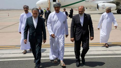 Nesta foto divulgada pelo Ministério das Relações Exteriores do Irã, o Ministro das Relações Exteriores do Irã, Abbas Araghchi, à esquerda, é recebido por um funcionário não identificado de Omã, no centro, ao chegar a Mascate, Omã, para negociações com o enviado dos EUA para o Oriente Médio, Steve Witkoff, enquanto o embaixador iraniano em Omã, Mousa Farhang, caminha à direita, 11 de maio de 2025.