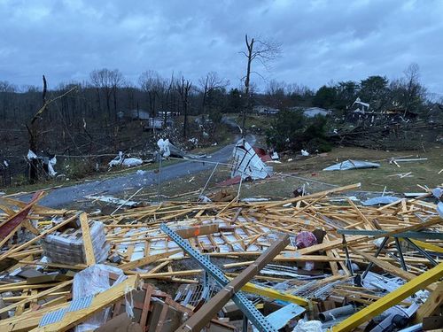 Pagube în urma unei nopți de furtună în Kingston Springs, Tennessee.