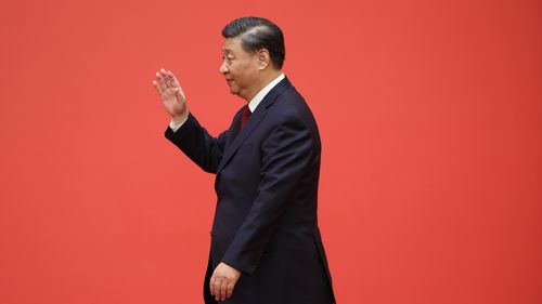 Le président chinois Xi Jinping assiste à la réunion entre les membres du comité permanent du Bureau politique du 20e Comité central du PCC et des journalistes chinois et étrangers au Grand Palais du Peuple à Beijing, en Chine.