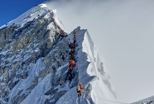 FILE - Gli alpinisti formano una coda mentre si avvicinano alla vetta del Monte Everest in Nepal, 18 maggio 2025. (AP Photo/Kunga Sherpa, File)