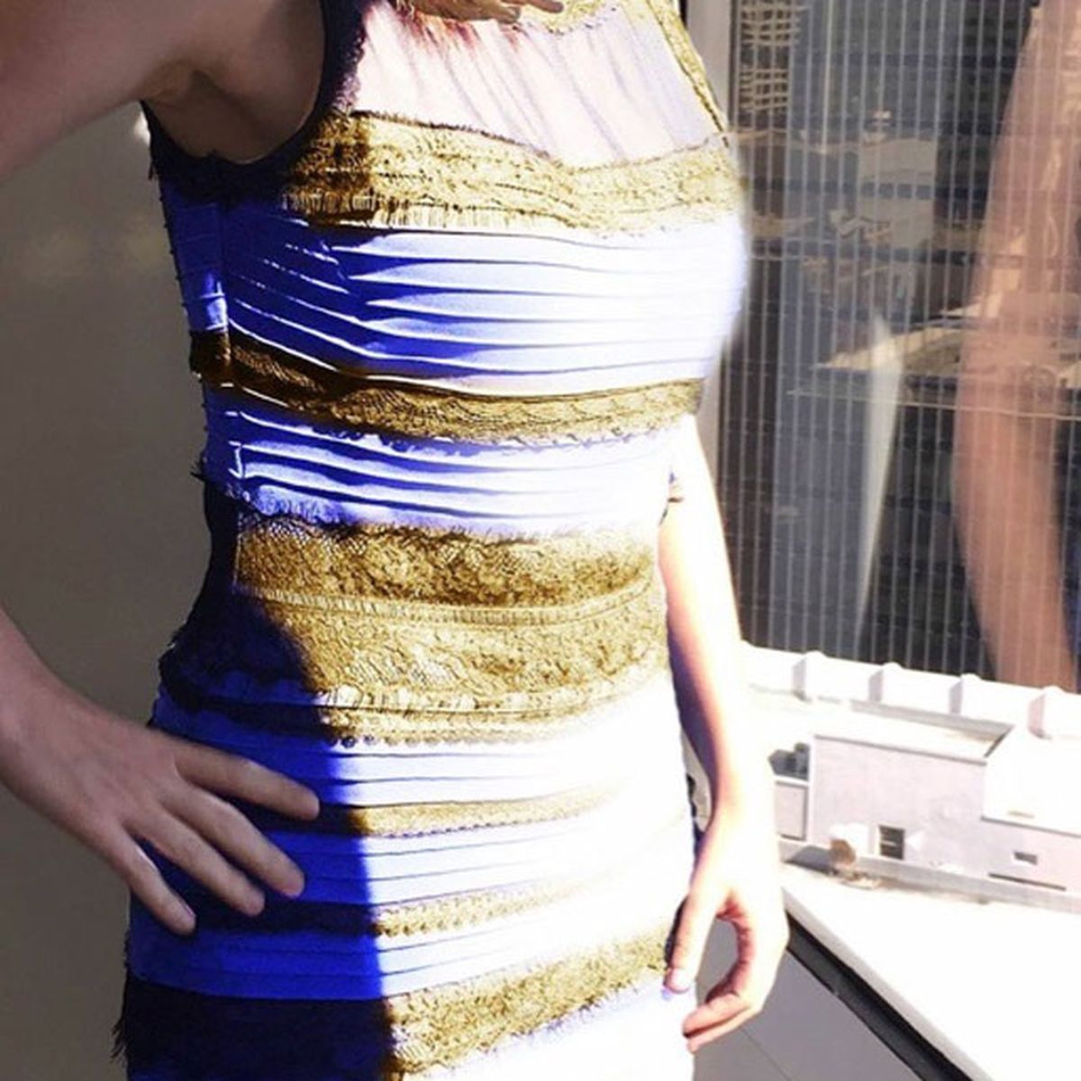 Платье бело золотое