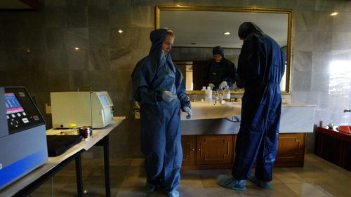 Agentes forenses da AFP trabalhando em um laboratório improvisado em Kuta após os atentados de Bali em 2005.
