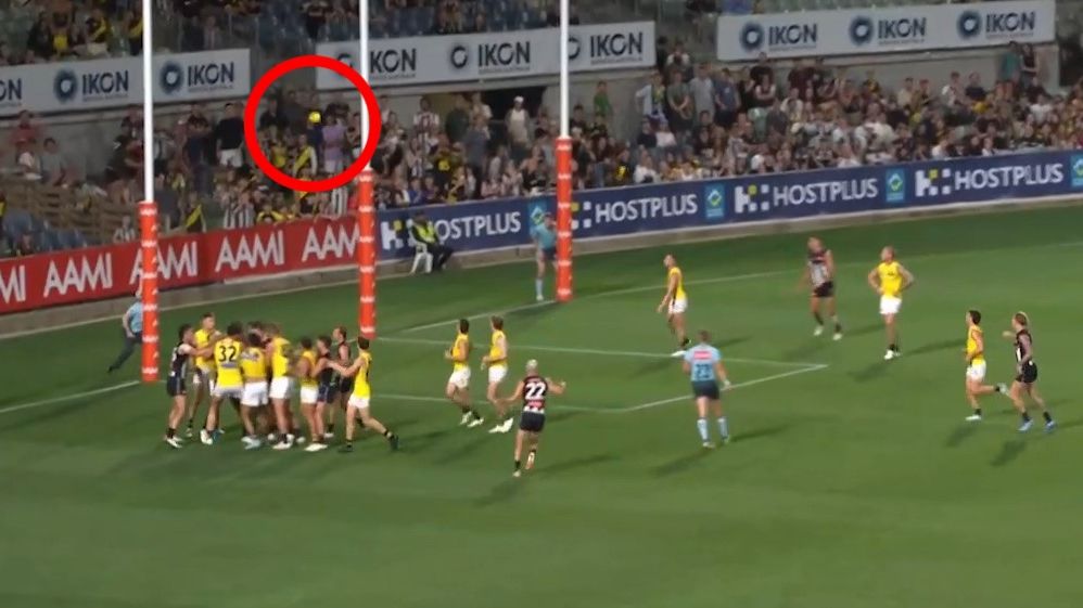 Mason Cox went head-to-head with Tigers players in a chaotic finish to Collingwood&#x27;s Community Series win over Richmond.