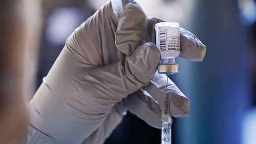 Un flacon de vaccin Pfizer est préparé pour utilisation.