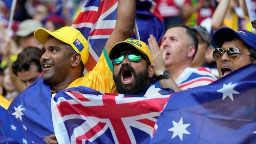 Fani și suporteri australieni în timpul meciului Australiei la Cupa Mondială împotriva Tunisiei.