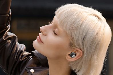 9PR: Kobieta słuchająca muzyki za pomocą bezprzewodowych słuchawek Bluetooth SoundPEATS Free2 Classic