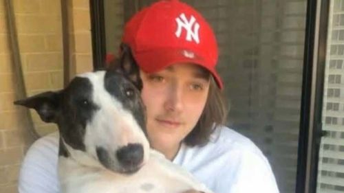 Aidan Becker, 22 anni, sarebbe stato accoltellato a morte dopo essere intervenuto per aiutare un quattordicenne che veniva derubato da quattro adolescenti.