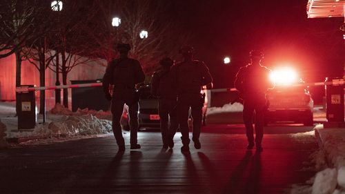 Des agents tactiques de la police régionale de York travaillent sur les lieux d'une fusillade mortelle à Vaughan, en Ontario.  Les autorités ont déclaré que plusieurs personnes avaient été tuées par balle dans un condominium de la banlieue de Toronto et que le tireur avait été tué par la police.  