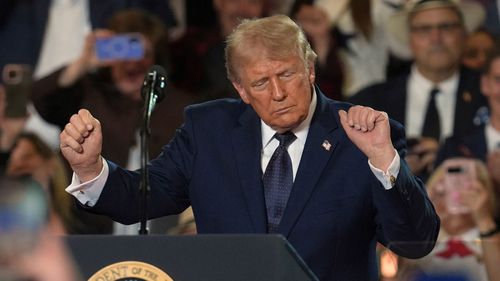 Donald Trump balla oggi a un evento elettorale a New York.