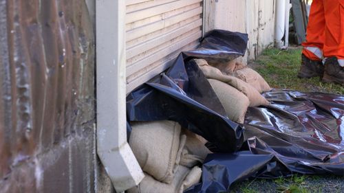 SES volunteers are helping to sandbag homes in Forbes.